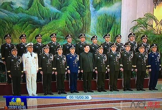 习近平和中央军委委员与陆军领导班子成员合影留念，其中第二排为陆军领导班子成员。央视画面截图 