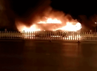 银川公交车行进中突发火灾 14死32伤