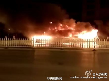 银川公交车行进中突发火灾 14死32伤7