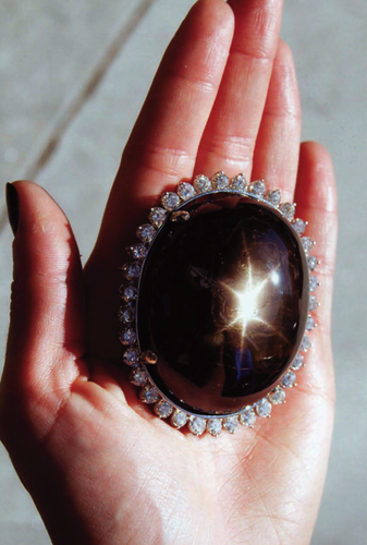 斯里兰卡的宝石产业是其重要出口支柱之一，每年至少为斯里兰卡贡献近1.03亿美元。而“亚当之星”的价值几乎等于斯里兰卡一年的宝石收益。图为733克拉的昆士兰黑星。