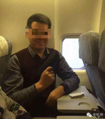 乘客在飞机上持枪摆造型