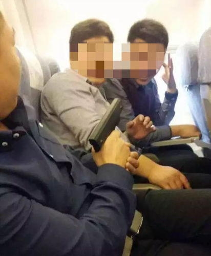 乘客在飞机上持枪摆造型1