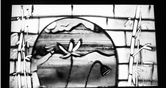 沙画师表演几分钟最高赚万元年收入二三十万（图）