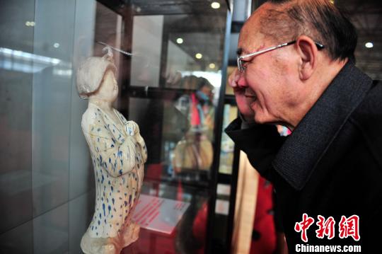 图为民众参观“唐青花胖妞”?！×跞窖?摄