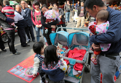 福建一夫妻生四胞胎 无力抚养上街乞讨