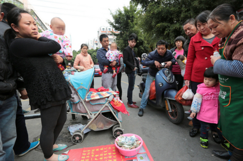 福建一夫妻生四胞胎 无力抚养上街乞讨1