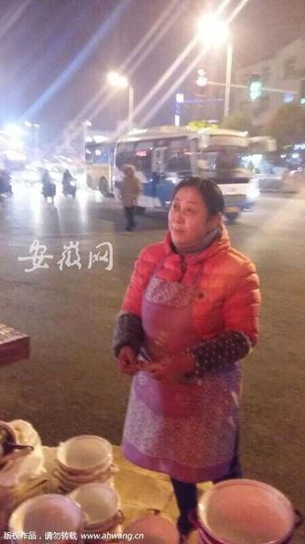 女子3次用假钞在同地摊购物 遭30多人围堵