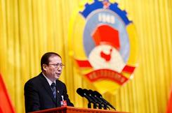 北京市东城区政协主席邵鹏在会上作常委会工作报告。田福良摄