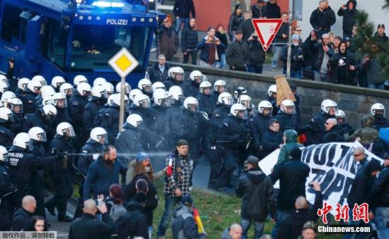 迎接2016年的跨年夜当晚，科隆市发生大规模性骚扰和抢劫案，震惊德国。据报道，当晚约有1000名男性聚集在该市主火车站站前的广场上醉酒寻衅，警方目前已接到300余起相关报案。