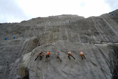 三峡工程“蜘蛛人”:5分钟能徒手攀爬几十米 三峡工程“蜘蛛人”:5分钟能徒手攀爬几十米