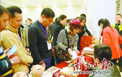 市民们对“丙申年”猴票表现出浓厚兴趣。