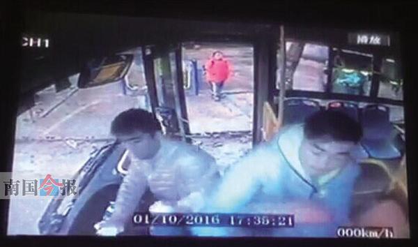 两男子冲上公交车暴打司机 抢方向盘酿车祸