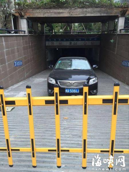 福州一小区现“任性”女车主 堵地库入口两天