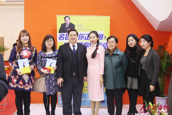 温建民、闵春晓和出版社工作人员合影