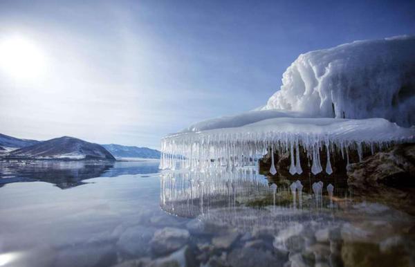 天山脚下倒挂冰凌似“卷珠帘”2