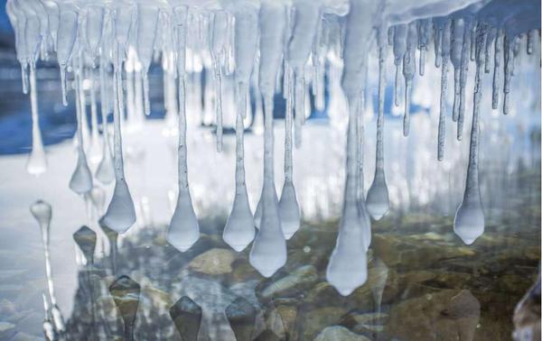 天山脚下倒挂冰凌似“卷珠帘”4