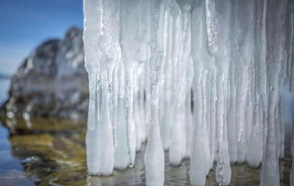 天山脚下倒挂冰凌似“卷珠帘”7