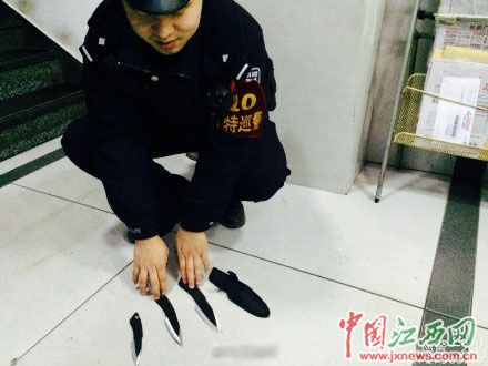 　巡警收缴的刀具