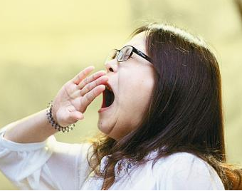 打哈欠不一定是累 是给大脑降温