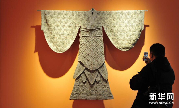 1月12日，观众在观看仿制的敦煌艺术服饰。