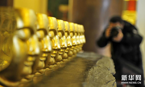 1月12日拍摄的艺术展上展出的敦煌艺术风格的琉璃佛像。