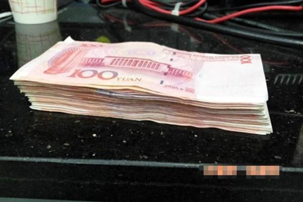 深圳一男子公交站撒万元现金离开 路人交警察4