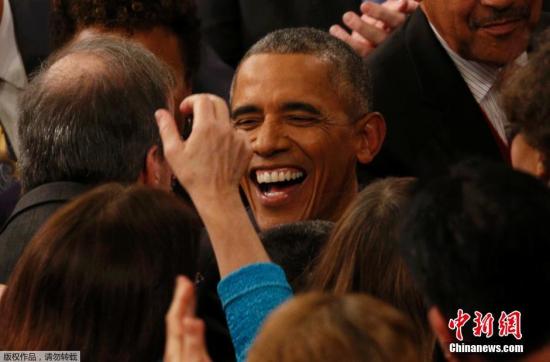 当地时间2016年1月12日晚，美国华盛顿，美国总统奥巴马进行其总统任期内的最后一次国情咨文，也是其第七次进行国情咨文。根据白宫提供的国情咨文节选，奥巴马将在讲话中呼吁要拒绝党派间的互不信任，以修补当前政治?！拔颐窍胍奈蠢窗彝サ幕龊桶踩?、逐步提升的生活水平以及为后代留下一个可持续的和和平的星球。这些都在我们力所能及的范围之内。只有我们共同努力，这样的未来才会实现；只有我们进行理性和有建设性的辩论，这样的未来才会实现?！彼?。