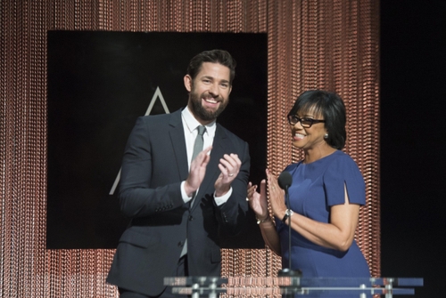 1月14日，在美国加利福尼亚州，演员约翰·克拉辛斯基（左）和美国电影艺术与科学学院主席谢丽尔·布恩·艾萨克斯宣布第88届奥斯卡主要奖项提名。