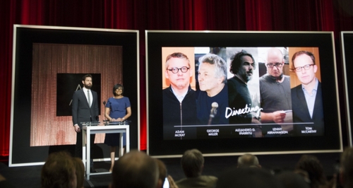 1月14日，在美国加利福尼亚州，演员约翰·克拉辛斯基（左）和美国电影艺术与科学学院主席谢丽尔·布恩·艾萨克斯宣布第88届奥斯卡最佳导演提名。