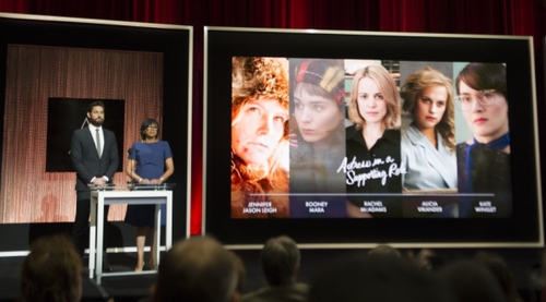 1月14日，在美国加利福尼亚州，演员约翰·克拉辛斯基（左）和美国电影艺术与科学学院主席谢丽尔·布恩·艾萨克斯宣布第88届奥斯卡最佳女配角提名。