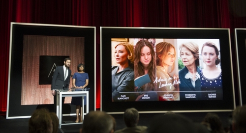 1月14日，在美国加利福尼亚州，演员约翰·克拉辛斯基（左）和美国电影艺术与科学学院主席谢丽尔·布恩·艾萨克斯宣布第88届奥斯卡最佳女主角提名。