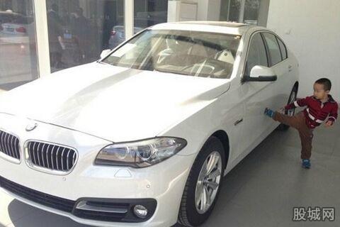 还有车被熊孩子划伤,索赔不成倒赔钱的。车主刘某的宝马车被一个6岁的孩子划了一道长长的划痕。由于孩子家长迟迟不肯赔钱,宝马车主将孩子的家长打伤,最终倒赔了14万元。