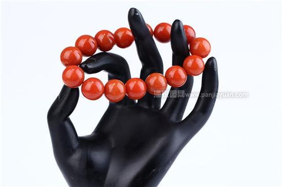 从古至今，只要是被市场热捧的产品，都会有被仿冒的现象发生。但是，仿造南红的案例，还是比较少见的。人工烧色、人工注胶、红碧石仿制、料器仿制较为常见，大家在购买时注意分辨。