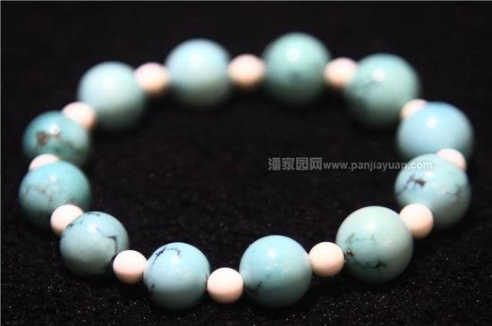 绿松石因其美丽的颜色和花纹深受古今中外人们的喜爱，随着玉石市场的发展，绿松石的仿制品也跃跃欲试，开始蒙骗消费者，注胶是最常见的，而且只能靠专业仪器才能检验，其次就是用菱镁矿染色，还有用树脂仿制。