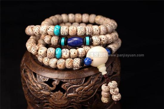 星月菩提在文玩圈中非常受欢迎，但如今也是赝品横行，作假手段可谓十分丰富。千万不要过度追求老星月，多半是油炸后出来的效果，一些商家还会使用成本低廉的破珠子漂泊加工。