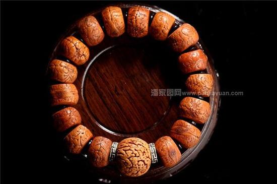 文玩圈中使用其他籽来冒充小凤眼已经不是秘密了，凤眼菩提的价格是尺寸越小的越贵，，而酸枣核尺寸小的很多，而且有些酸枣核价格稍微便宜一点，所以有些人把酸枣核冒充凤眼卖。