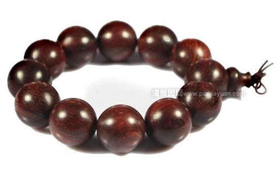 随着市场上越来越多小叶紫檀的出现，真假难辨，买到假的小叶紫檀做成的手串的人也越来越多。小叶紫檀多数采用的是以次充好的方式，要想不吃药上当，还得先掌握一定的理论知识。