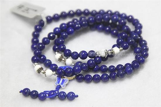 青金石造假相对其他宝石较为容易分辨。但不法商家往往抓住人们追求完美的心理，制造出“完美无白无金青金石”珠串，出成品经过抛光之后，普通消费者难以看得出来。