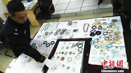 14日，警方展示部分追缴的赃物。王刚摄