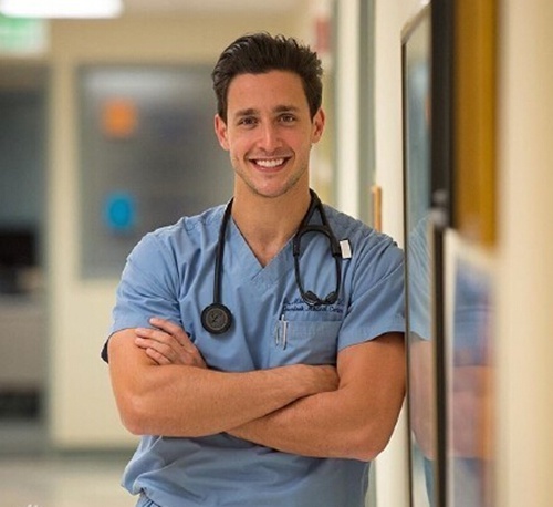 “全球最帅医生”网络走红