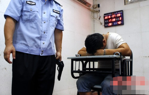 要求特服遭拒打人 拿气手枪威胁恐吓店经理