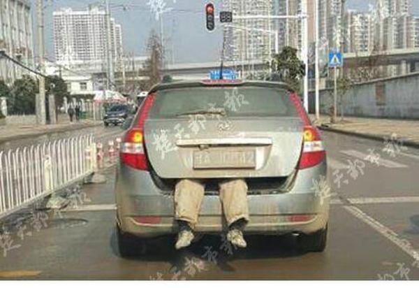 小车后备箱露出人腿