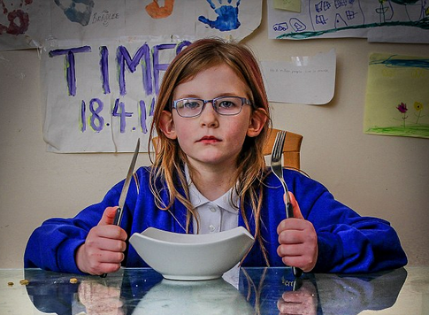 英女孩患怪病成“仿生人”：无痛不饿极少睡