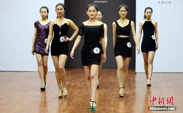 济南举办“模拟艺考” 考生拼颜值秀长腿1