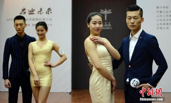 济南举办“模拟艺考” 考生拼颜值秀长腿3