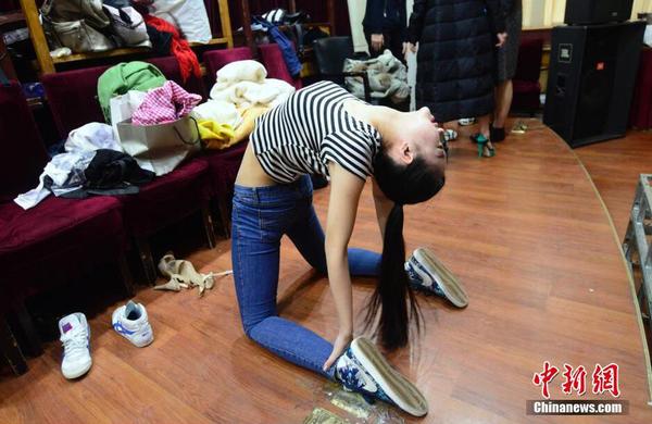 济南举办“模拟艺考” 考生拼颜值秀长腿5