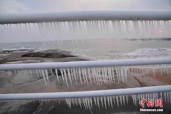 山东多地海边现冰凌景观2