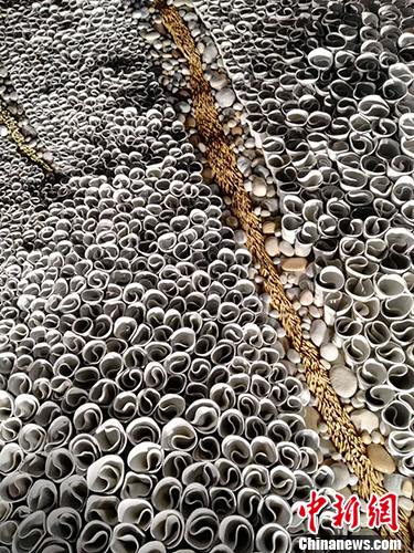 朱乐耕在其作品前接受媒体采访。宋宇晟 摄