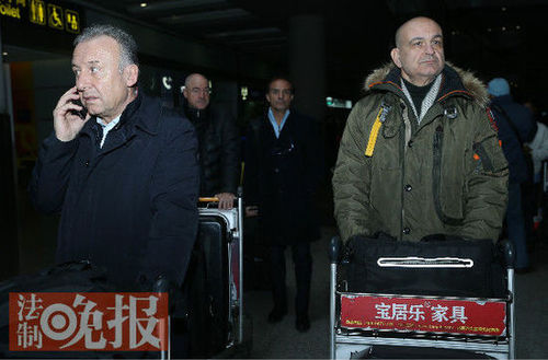 国安新帅扎切罗尼抵京 苦等近半小时被接走(图)