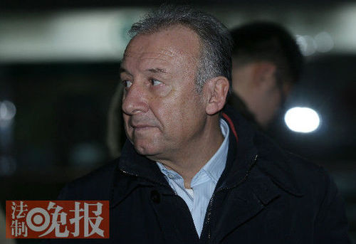 国安新帅扎切罗尼抵京 苦等近半小时被接走(图)